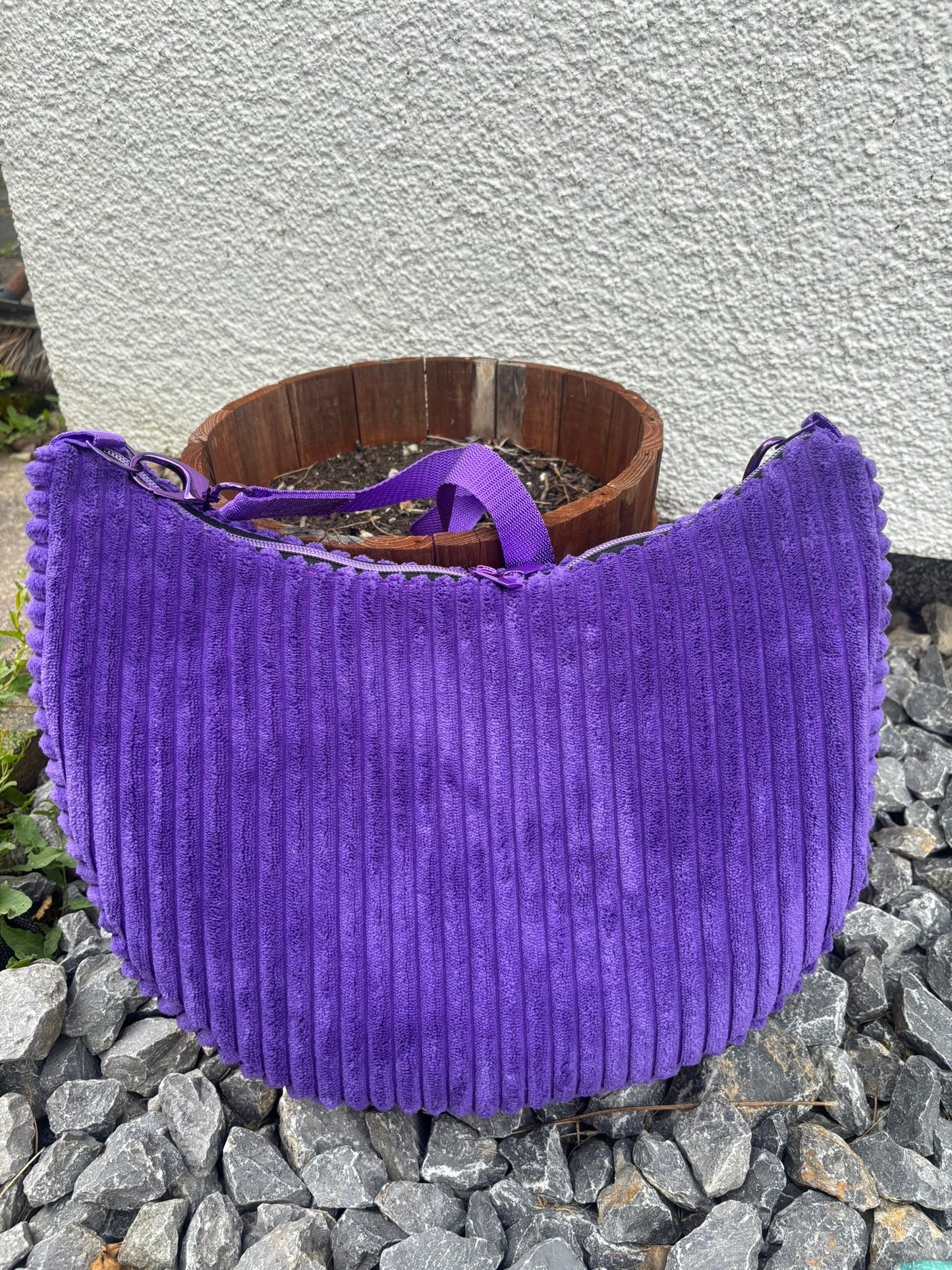 Crossbody Bananentasche lila / Breitcord / Umhängetasche / Damentasche / Halbmondtasche