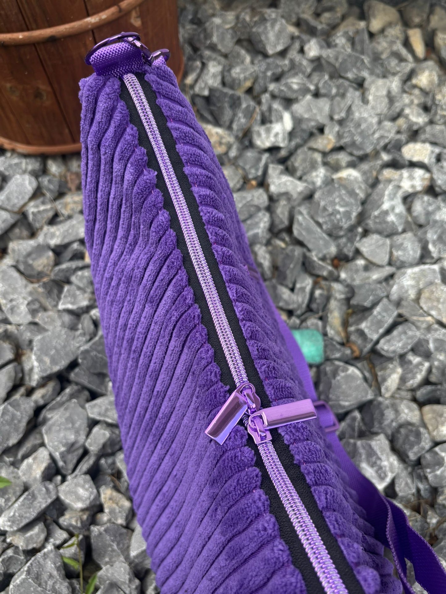 Crossbody Bananentasche lila / Breitcord / Umhängetasche / Damentasche / Halbmondtasche