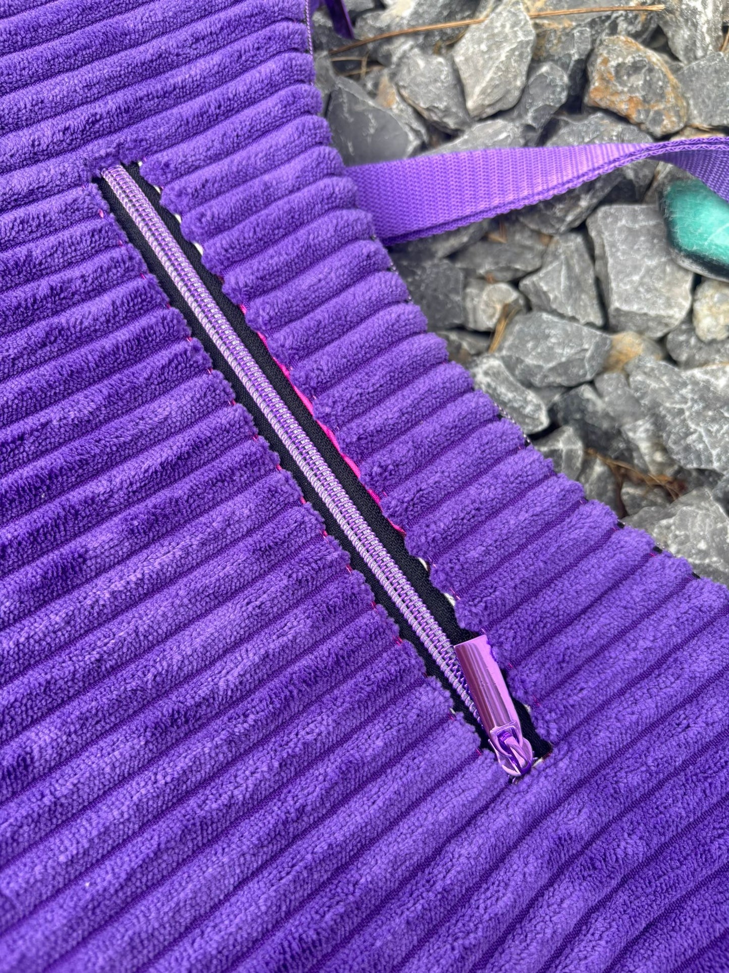 Crossbody Bananentasche lila / Breitcord / Umhängetasche / Damentasche / Halbmondtasche