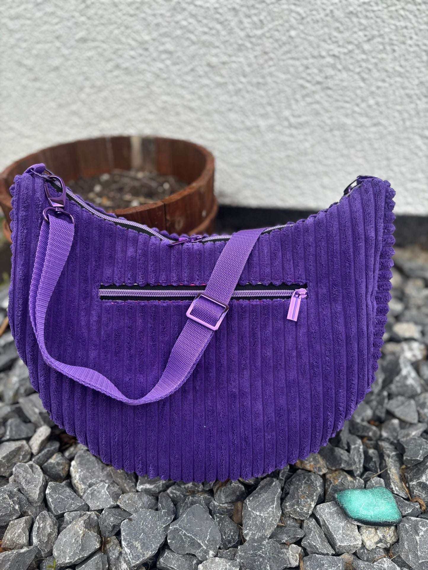Crossbody Bananentasche lila / Breitcord / Umhängetasche / Damentasche / Halbmondtasche