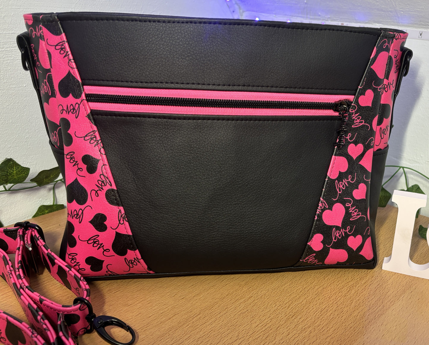 Handtasche / Schultertasche mit Stickerei Herzen **Unikat**