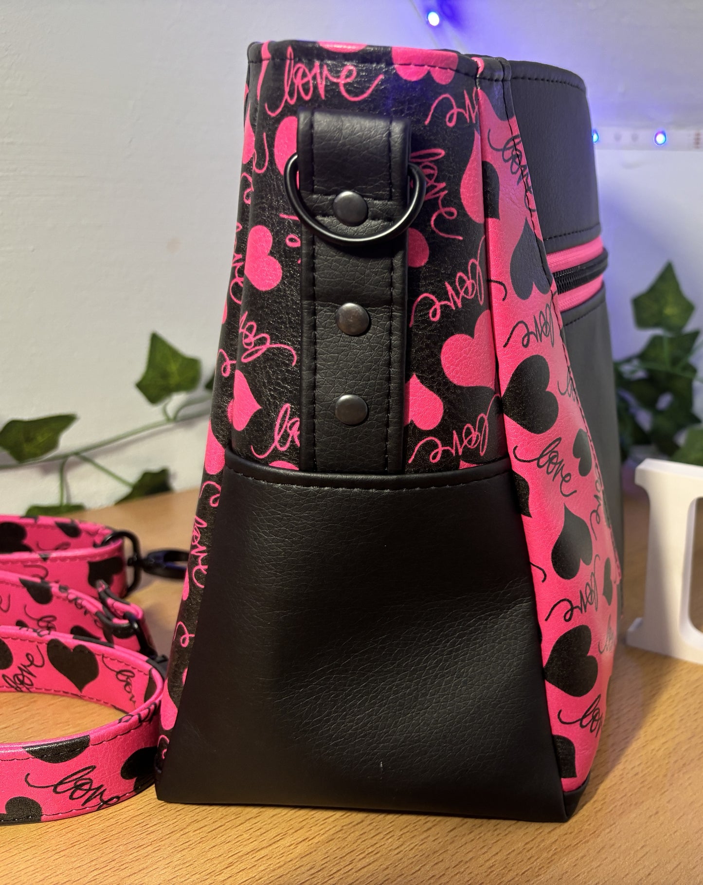 Handtasche / Schultertasche mit Stickerei Herzen **Unikat**