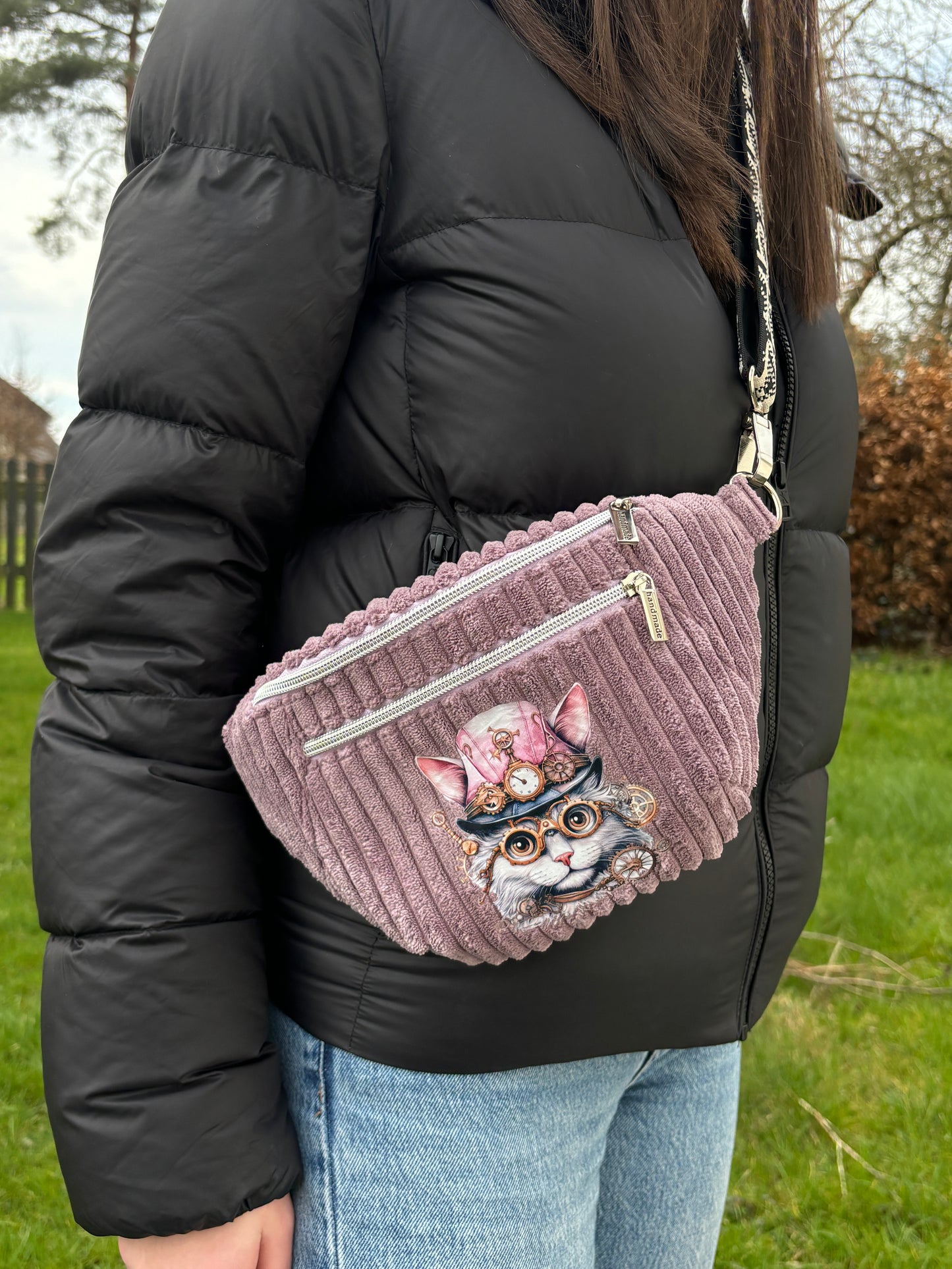 Bauchtasche / Slingbag aus super weichem feinen Breitcord mit Bügelbild