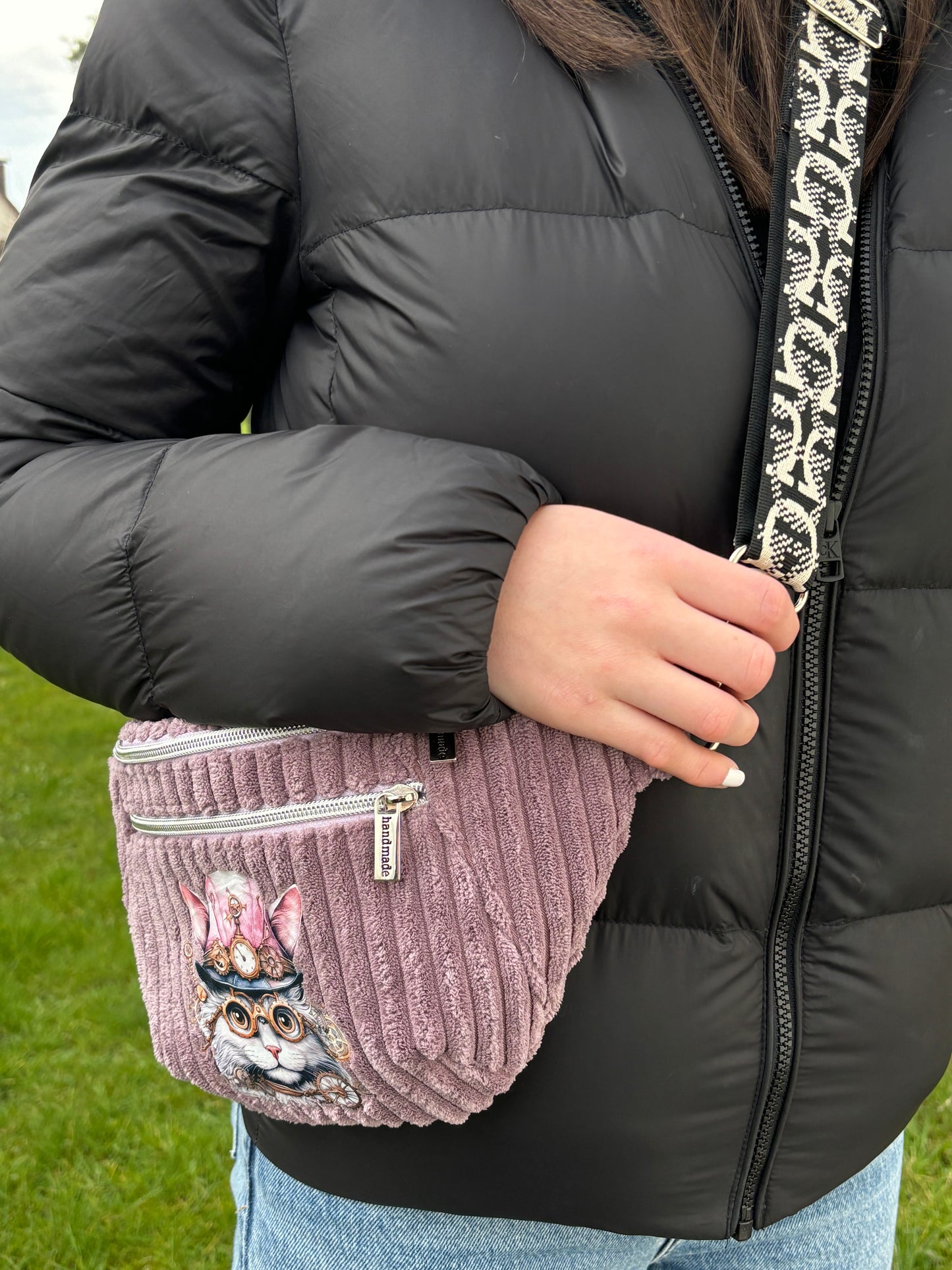 Bauchtasche / Slingbag aus super weichem feinen Breitcord mit Bügelbild