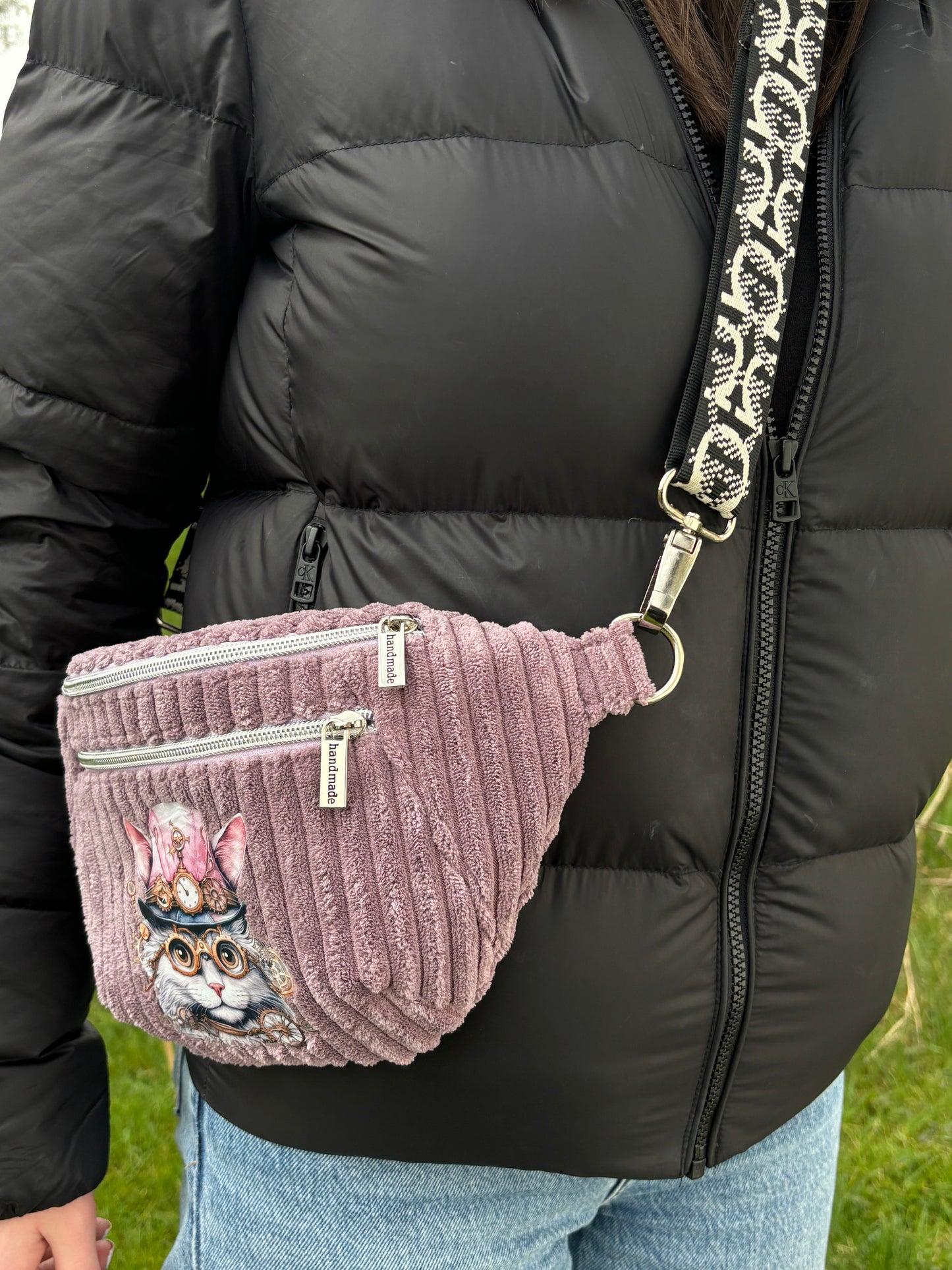 Bauchtasche / Slingbag aus super weichem feinen Breitcord mit Bügelbild