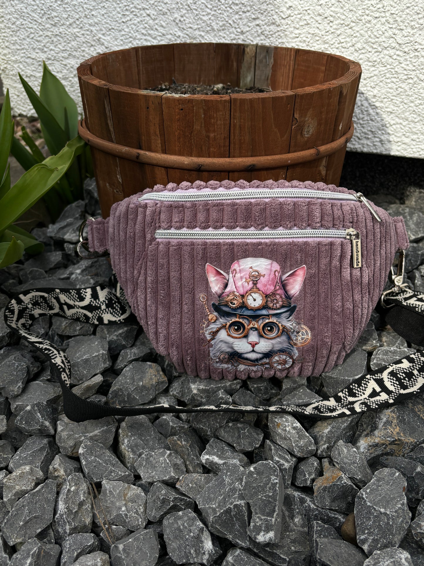 Bauchtasche / Slingbag aus super weichem feinen Breitcord mit Bügelbild