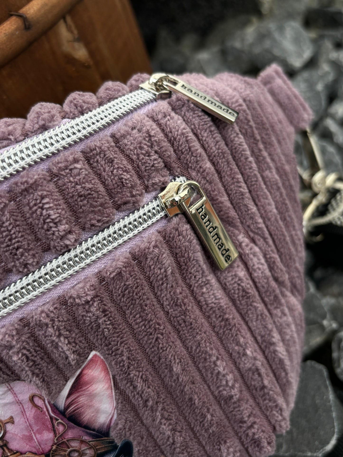 Bauchtasche / Slingbag aus super weichem feinen Breitcord mit Bügelbild