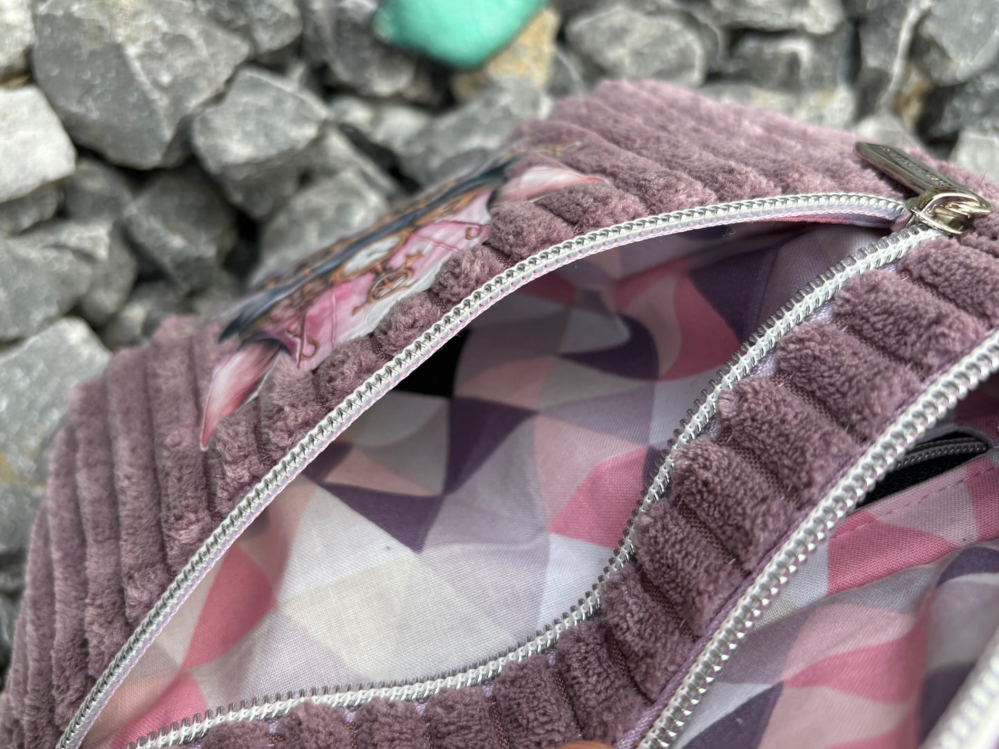 Bauchtasche / Slingbag aus super weichem feinen Breitcord mit Bügelbild