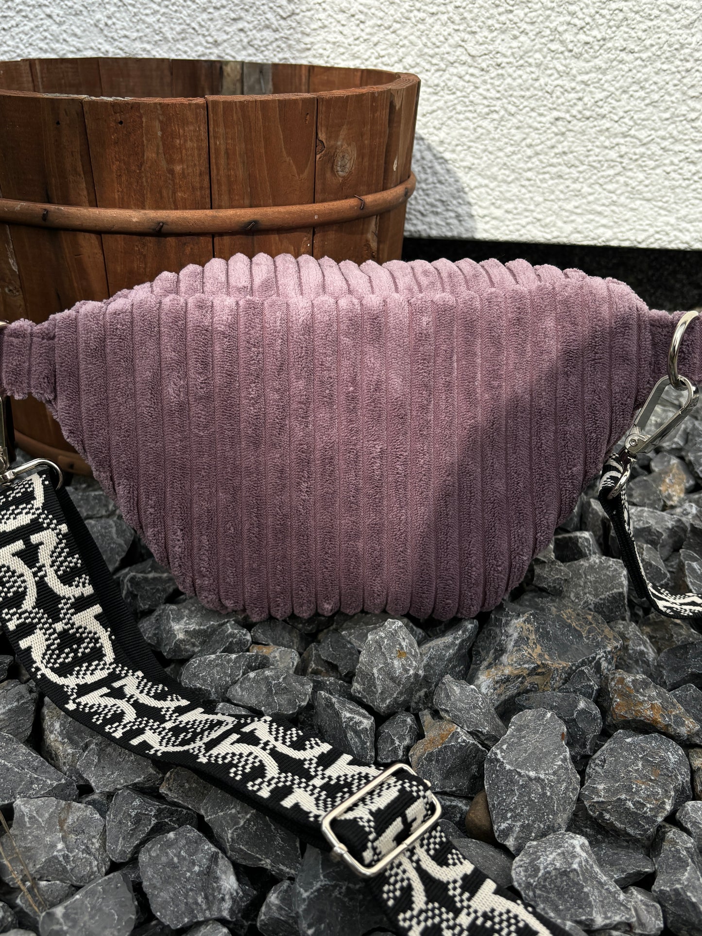 Bauchtasche / Slingbag aus super weichem feinen Breitcord mit Bügelbild