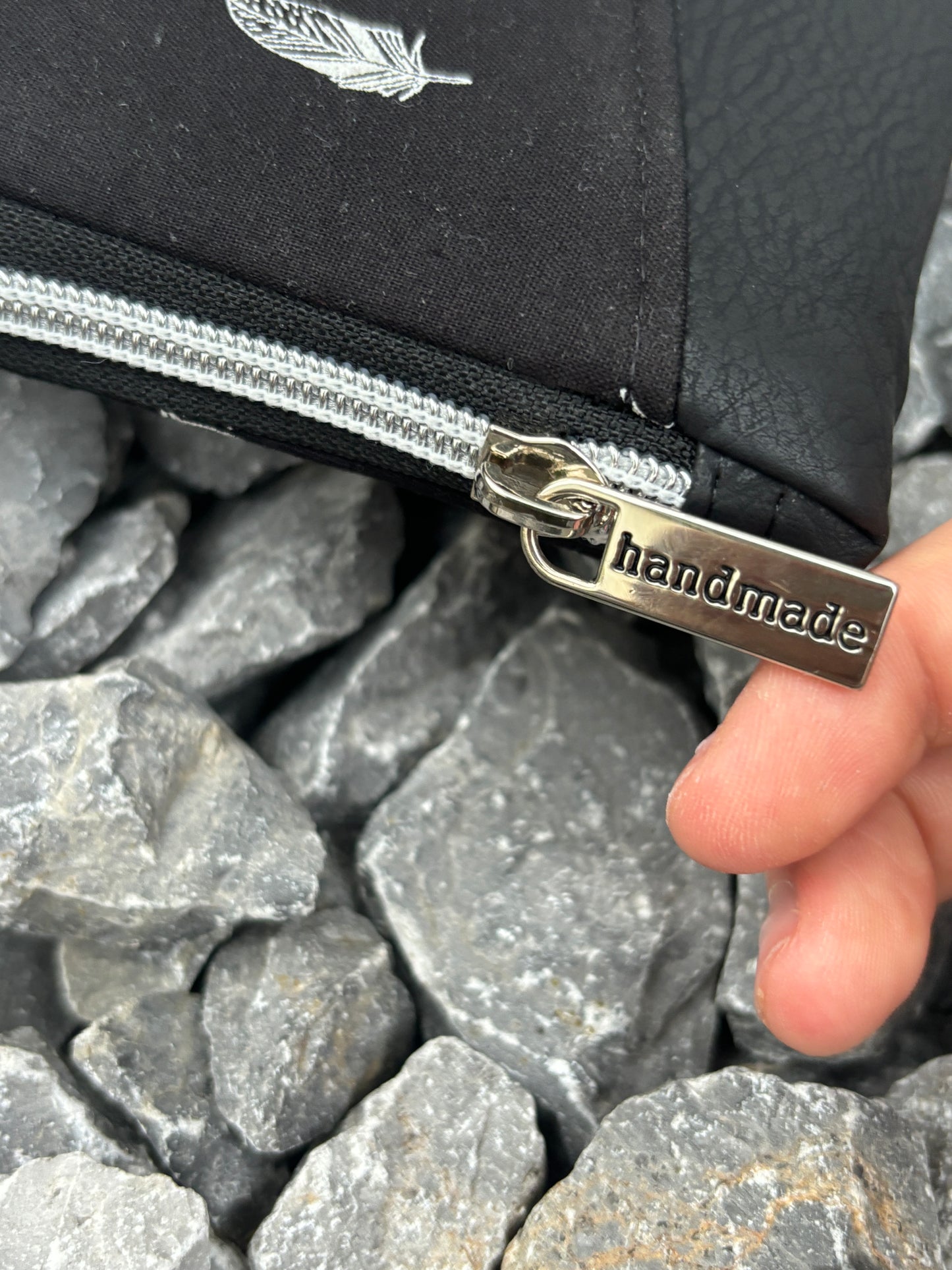 Geldbörse/Portemonnaie Mynta mit umlaufenden Reissverschluss Federn