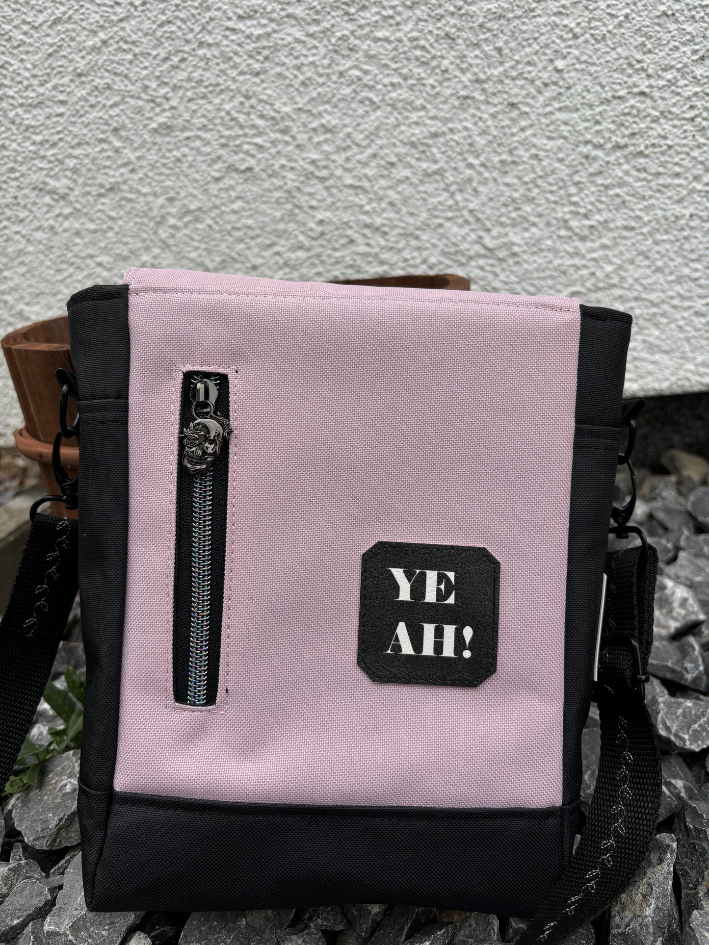 Handytasche/ kleine Umhängetasche schwarz/rosa mit Bügelbild