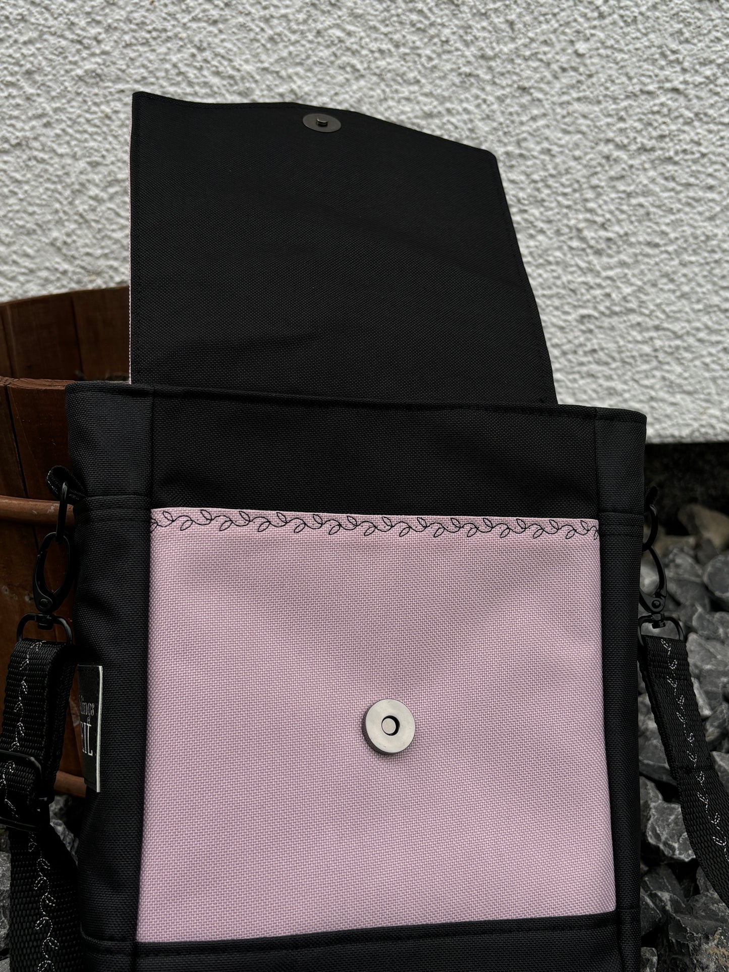 Handytasche/ kleine Umhängetasche schwarz/rosa mit Bügelbild