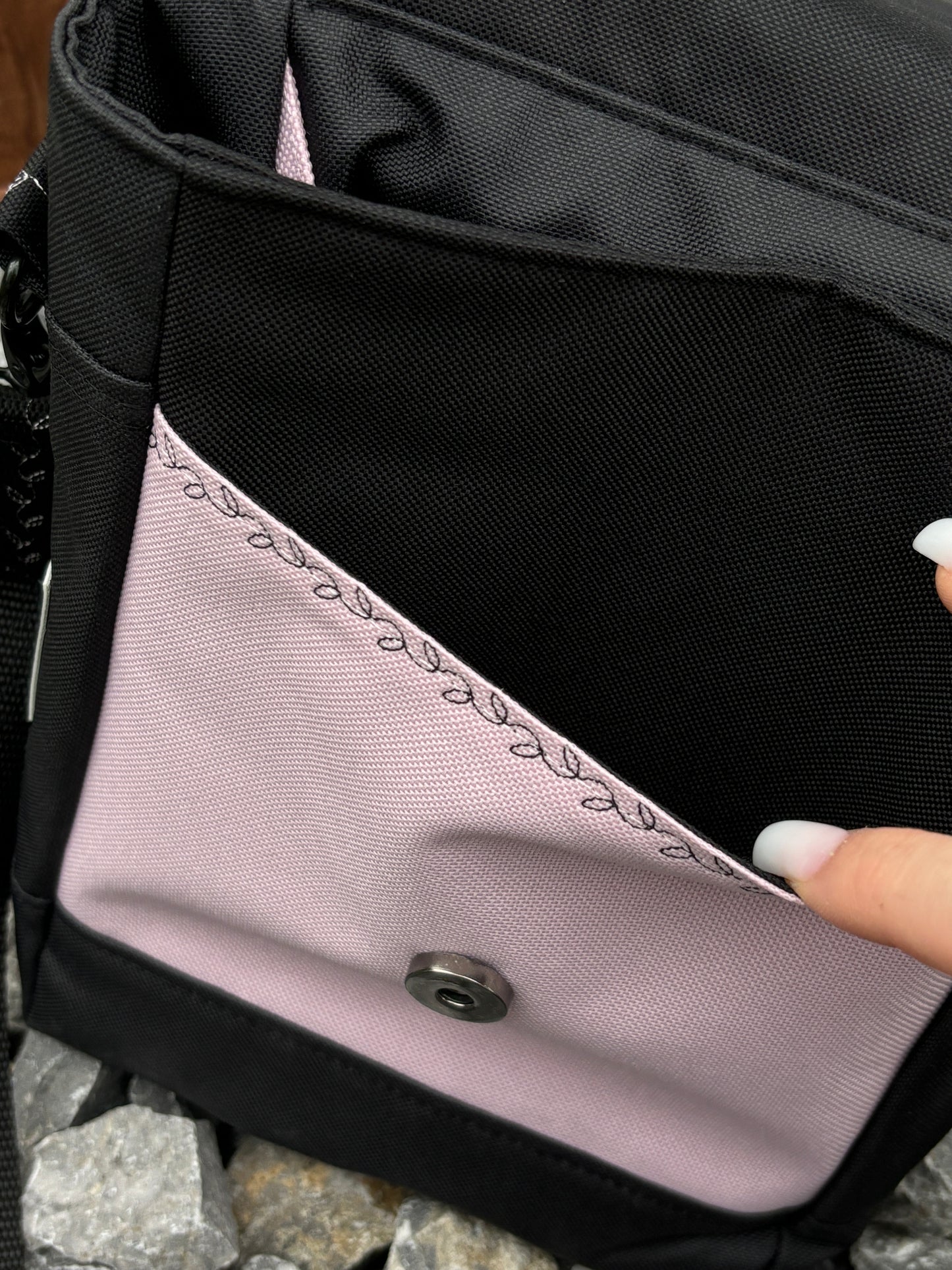 Handytasche/ kleine Umhängetasche schwarz/rosa mit Bügelbild