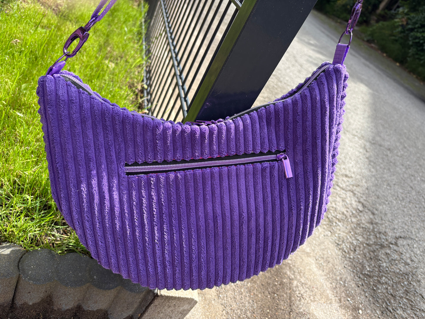 Crossbody Bananentasche lila / Breitcord / Umhängetasche / Damentasche / Halbmondtasche