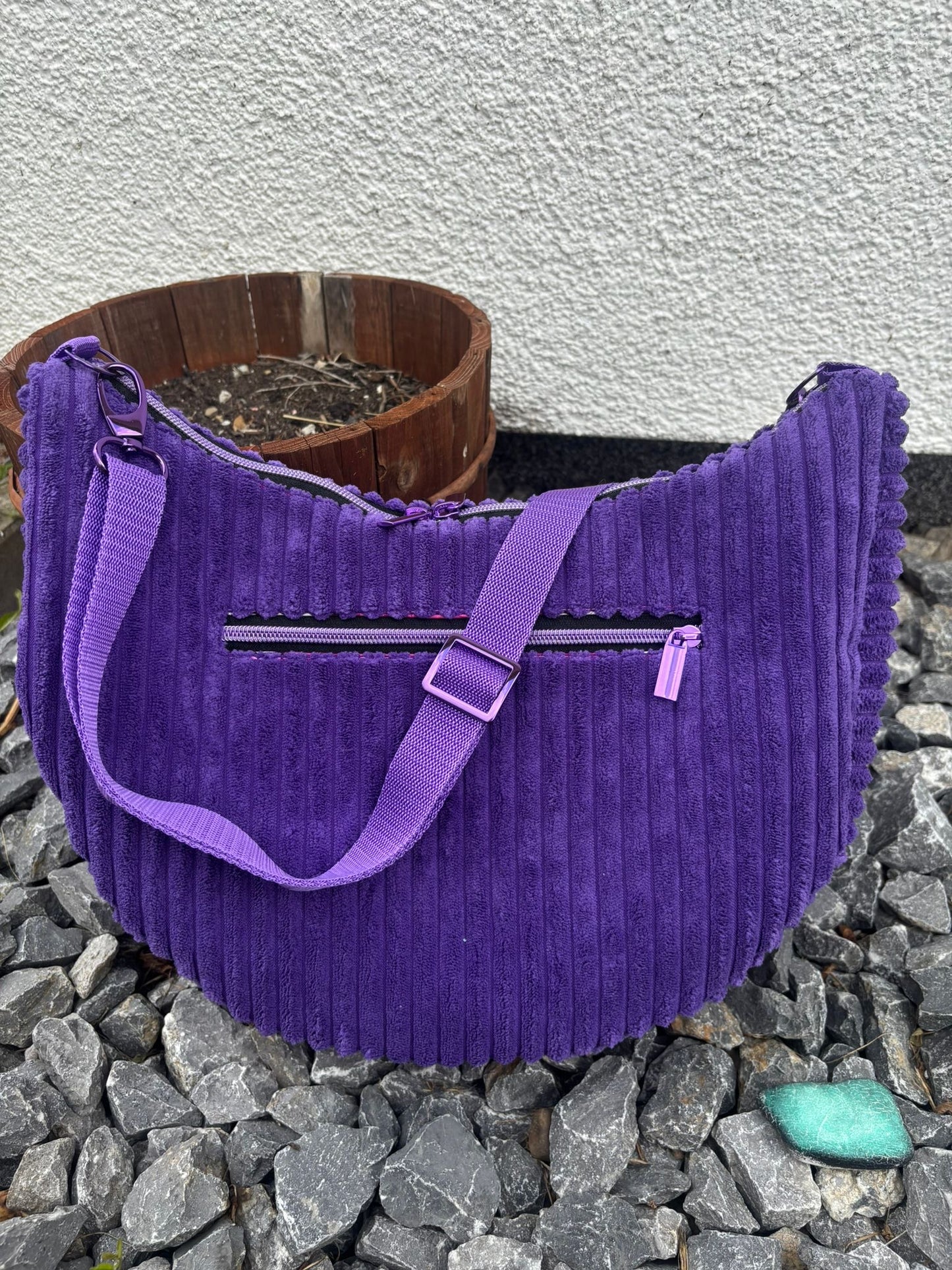 Crossbody Bananentasche lila / Breitcord / Umhängetasche / Damentasche / Halbmondtasche