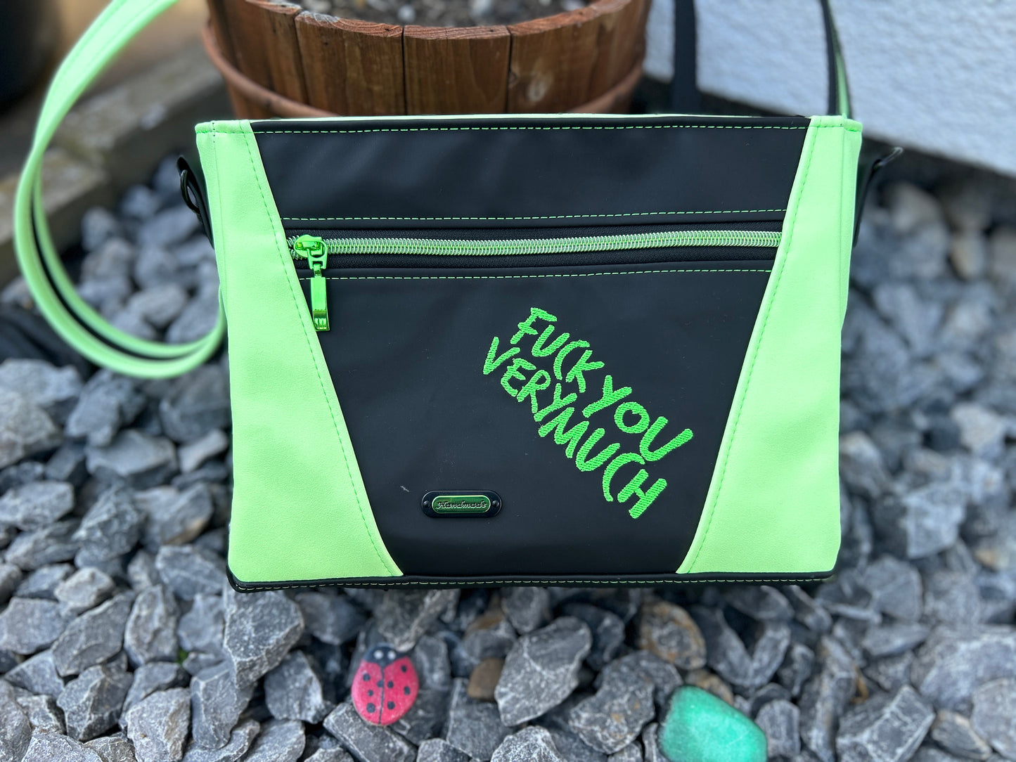 Handtasche / Schultertasche mit Stickerei Spruch und Druck glow in the**Unikat**
Diese Tasche hat die Grösse von 28x20x12 cm.
Aussen eine Reißverschlusstasche, mit Stickerei Spruch auf dem unteren Teil.
Auf der anderen Seite TotenkopHandtascheHenkSewnHenkSewnHandtasche / Schultertasche mit Stickerei Spruch und Druck glow