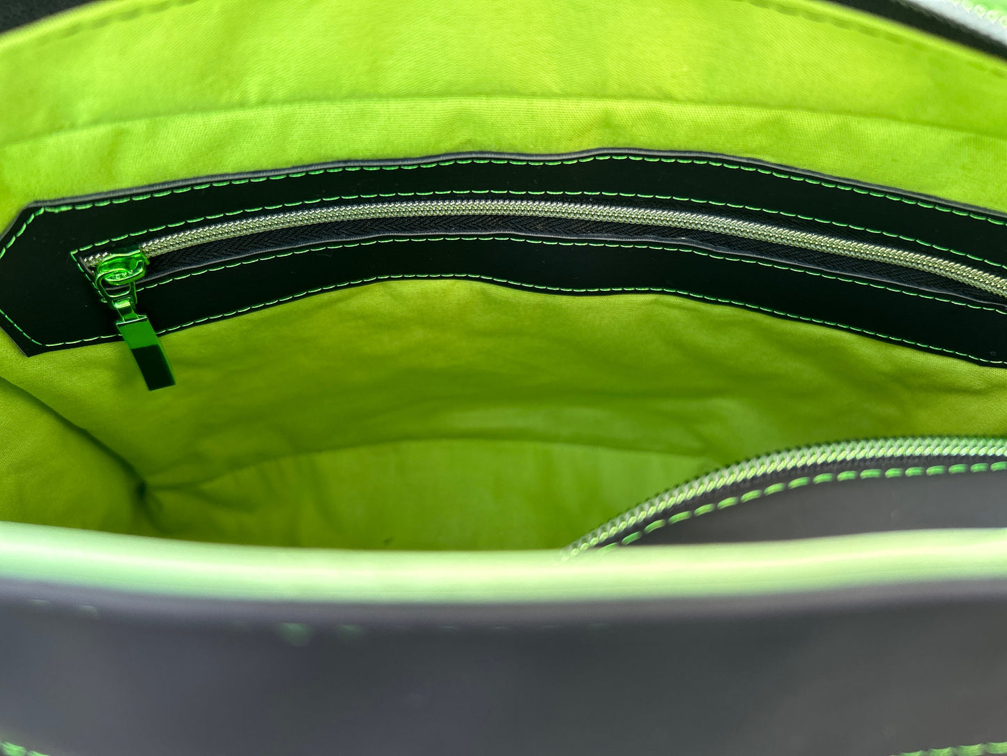 Handtasche / Schultertasche mit Stickerei Spruch und Druck glow in the**Unikat**
Diese Tasche hat die Grösse von 28x20x12 cm.
Aussen eine Reißverschlusstasche, mit Stickerei Spruch auf dem unteren Teil.
Auf der anderen Seite TotenkopHandtascheHenkSewnHenkSewnHandtasche / Schultertasche mit Stickerei Spruch und Druck glow