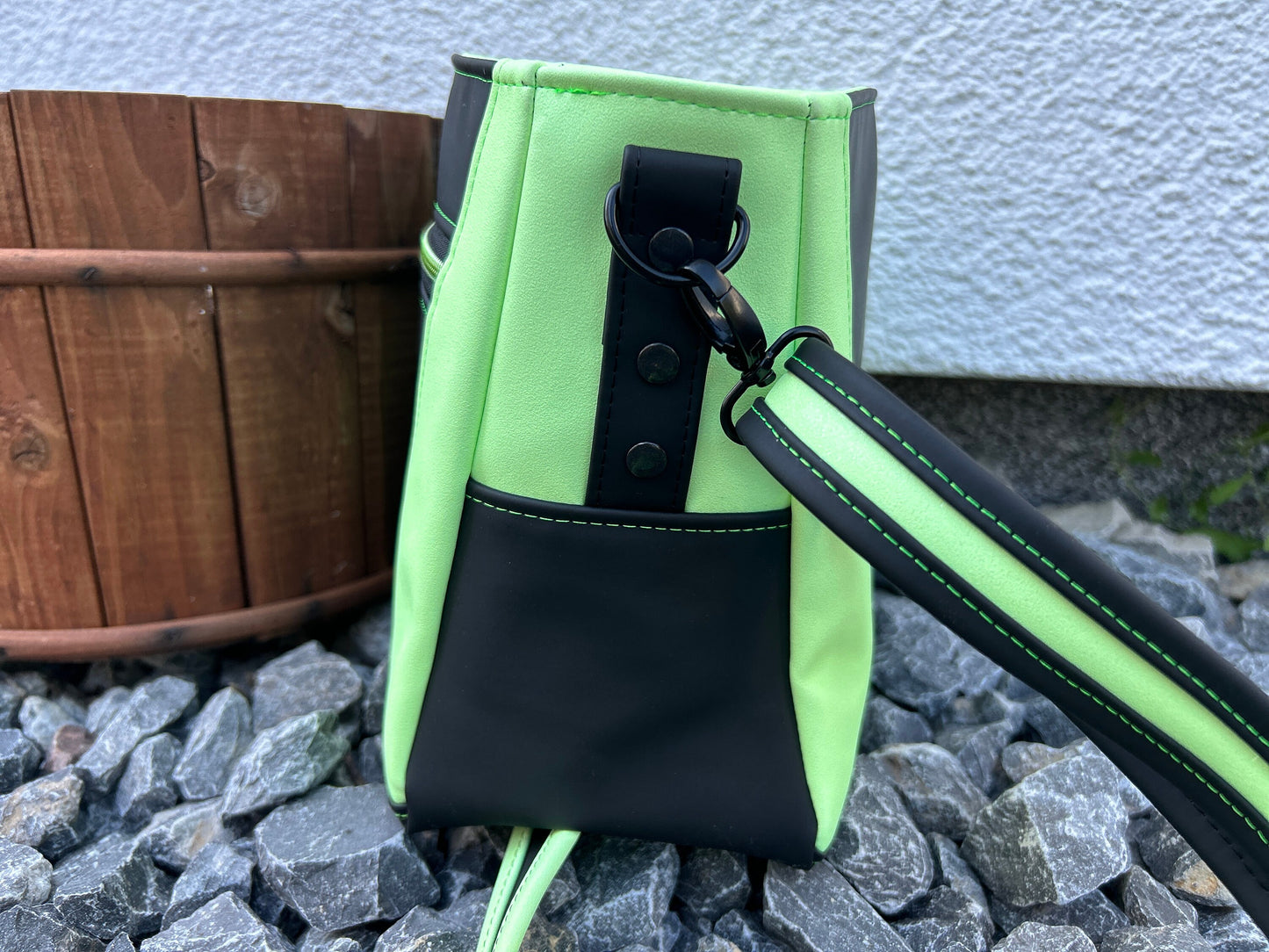 Handtasche / Schultertasche mit Stickerei Spruch und Druck glow in the**Unikat**
Diese Tasche hat die Grösse von 28x20x12 cm.
Aussen eine Reißverschlusstasche, mit Stickerei Spruch auf dem unteren Teil.
Auf der anderen Seite TotenkopHandtascheHenkSewnHenkSewnHandtasche / Schultertasche mit Stickerei Spruch und Druck glow