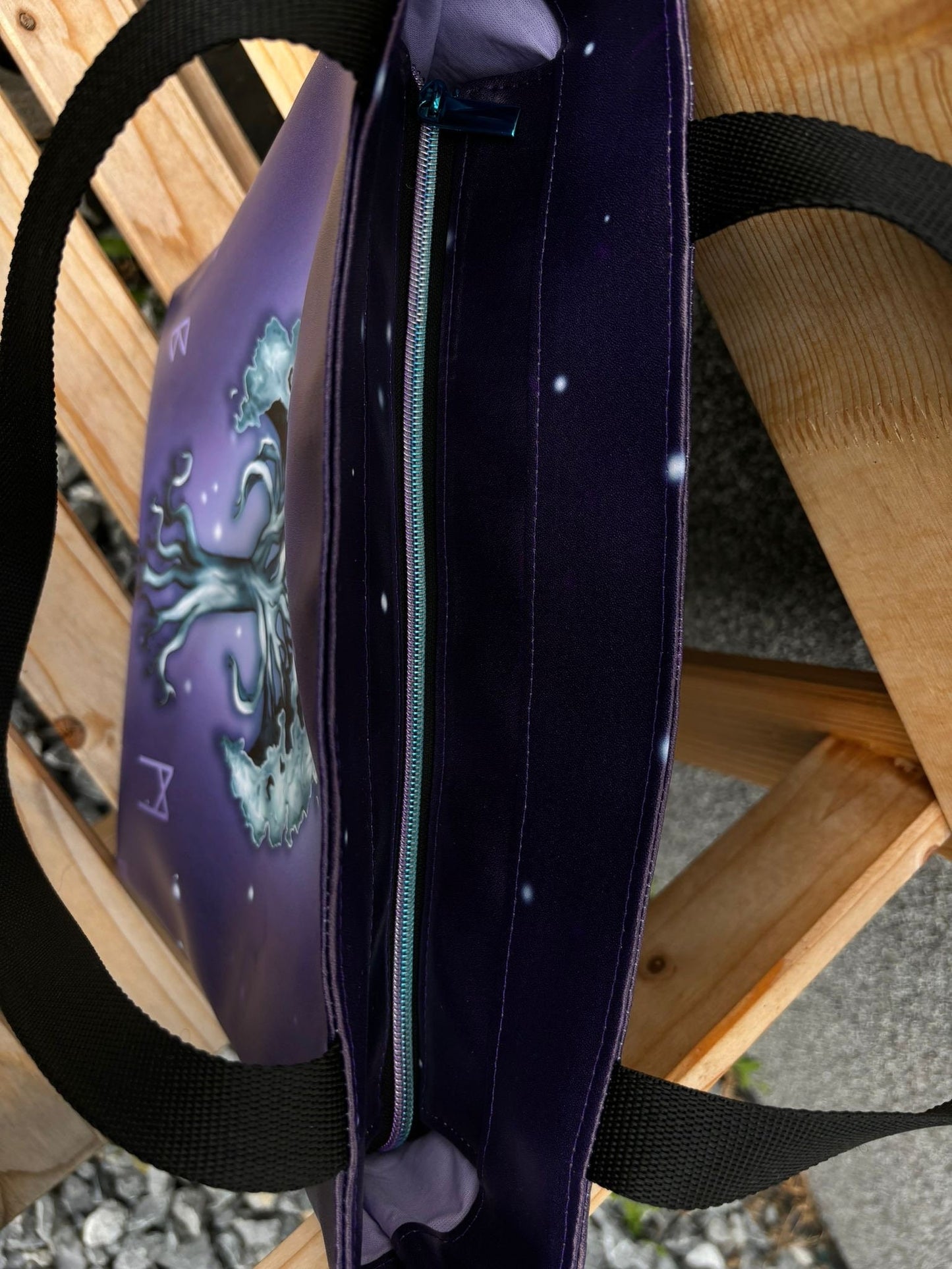 Shopper Tasche / Umhängetasche mit PanelDiese Tasche ist ein alltagstauglicher Shopper mit einer Größe von 38x32x8 cm.
Ausgestattet ist er mit einer RV-Außentasche und einem Steckfach innen.
Aussen befindeHandtascheHenkSewnHenkSewnShopper Tasche / Umhängetasche mit Panel