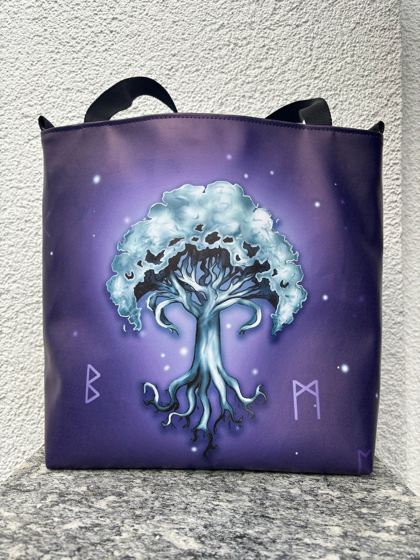 Shopper Tasche / Umhängetasche mit PanelDiese Tasche ist ein alltagstauglicher Shopper mit einer Größe von 38x32x8 cm.
Ausgestattet ist er mit einer RV-Außentasche und einem Steckfach innen.
Aussen befindeHandtascheHenkSewnHenkSewnShopper Tasche / Umhängetasche mit Panel