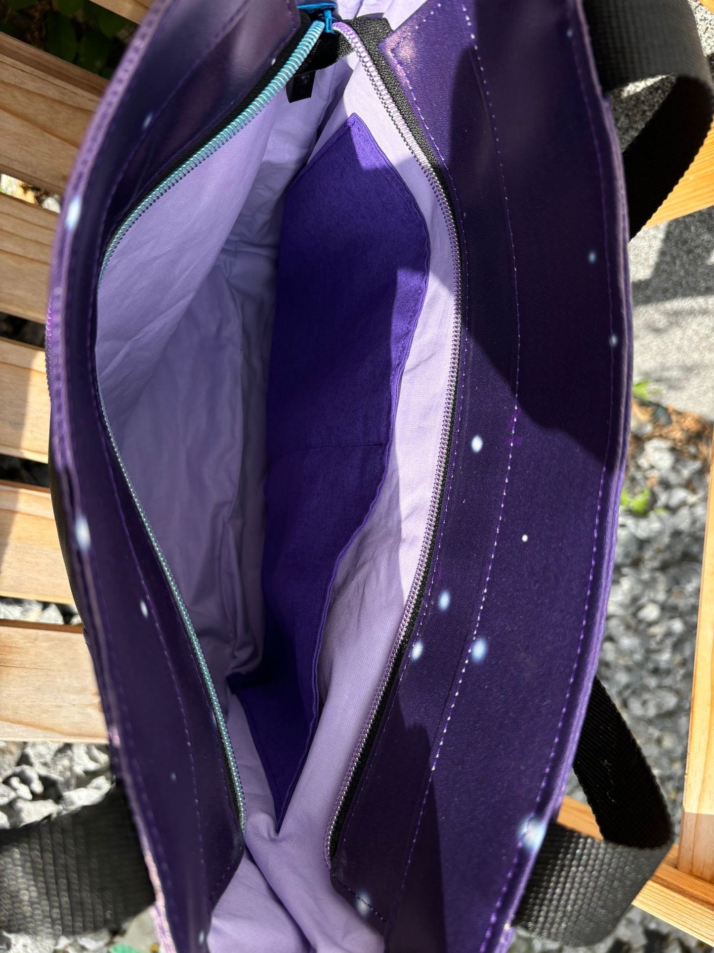 Shopper Tasche / Umhängetasche mit PanelDiese Tasche ist ein alltagstauglicher Shopper mit einer Größe von 38x32x8 cm.
Ausgestattet ist er mit einer RV-Außentasche und einem Steckfach innen.
Aussen befindeHandtascheHenkSewnHenkSewnShopper Tasche / Umhängetasche mit Panel