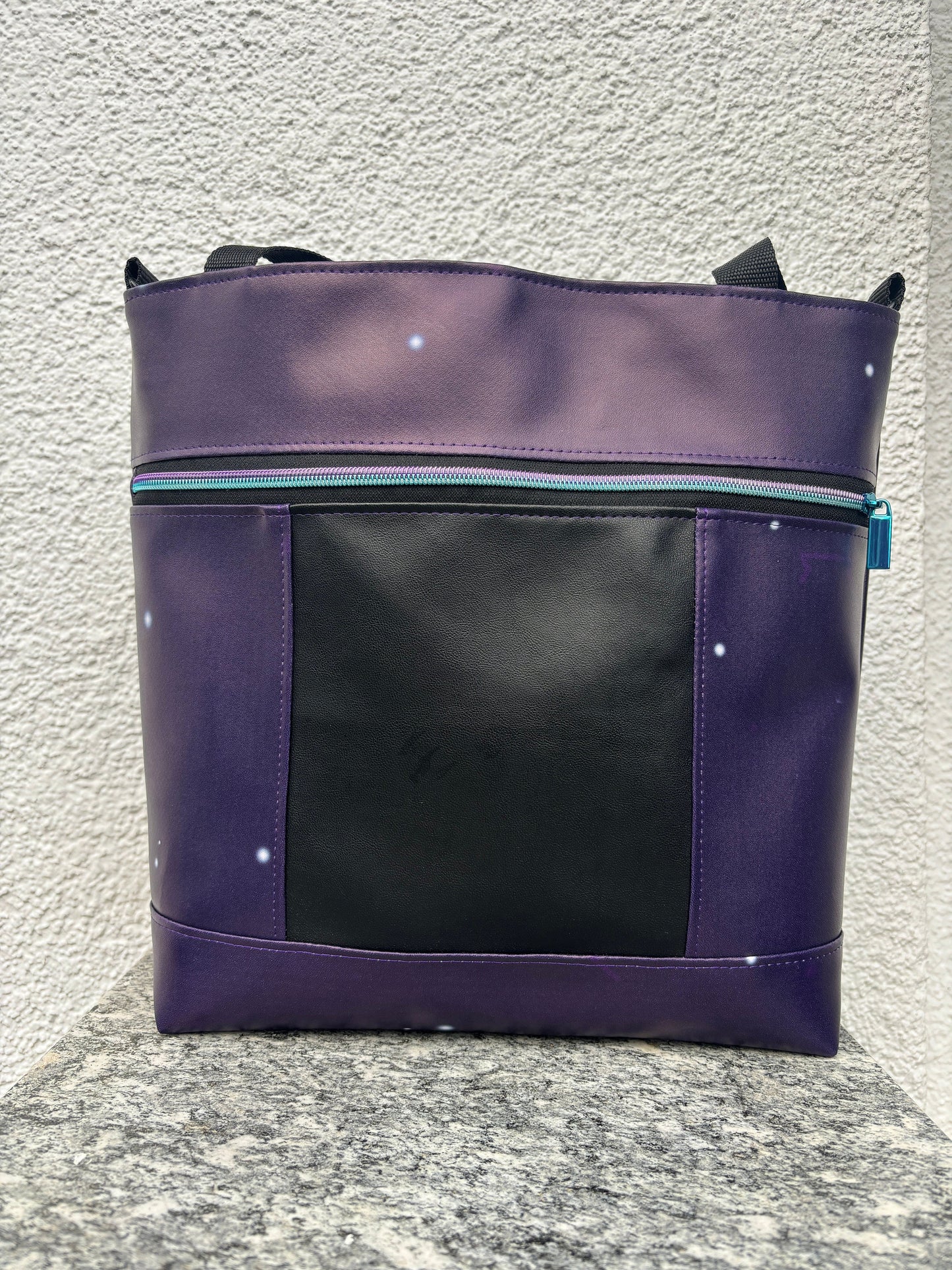 Shopper Tasche / Umhängetasche mit PanelDiese Tasche ist ein alltagstauglicher Shopper mit einer Größe von 38x32x8 cm.
Ausgestattet ist er mit einer RV-Außentasche und einem Steckfach innen.
Aussen befindeHandtascheHenkSewnHenkSewnShopper Tasche / Umhängetasche mit Panel