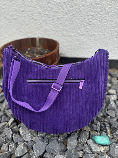 Crossbody Bananentasche lila / Breitcord / Umhängetasche / Damentasche / Halbmondtasche