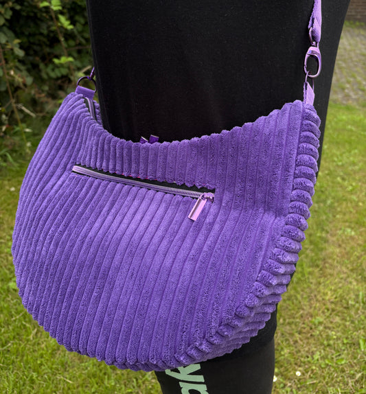 Crossbody Bananentasche lila / Breitcord / Umhängetasche / Damentasche / Halbmondtasche