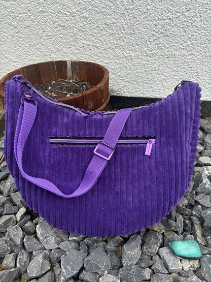 Crossbody Bananentasche lila / Breitcord / Umhängetasche / Damentasche / Halbmondtasche