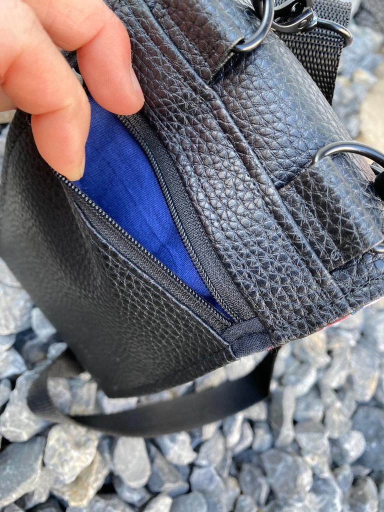 handmade Slingbag/Umhängetasche **unikat**Angegebene Preise sind Gesamtpreise. Umsatzsteuer wird aufgrund Kleinunternehmerstatus gem. § 19 UStG nicht ausgewiesen.

Diese kleine selbstgenähte Umhängetasche Likleine UmhängetascheMein ShopHenkSewnhandmade Slingbag/Umhängetasche **unikat**