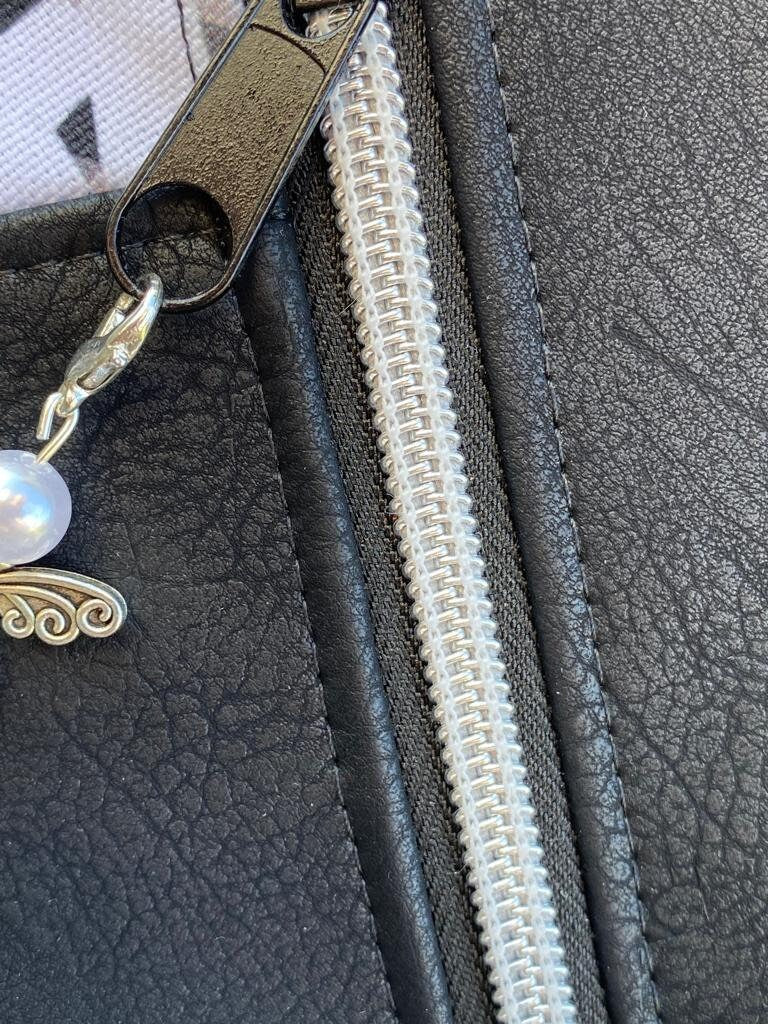 Reiseclutch / Mira / Kosmetiktasche / Kulturtasche / TäschenReiseclutch Mira

Die Reiseclutch hat aussen ein Reissverschlussfach, innen hat sie kleine Karten- und Steckfächer, somit haben Karten und Reisepass immer ihren PlatKosmetiktascheMein ShopHenkSewnReiseclutch / Mira / Kosmetiktasche / Kulturtasche /