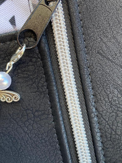 Reiseclutch / Mira / Kosmetiktasche / Kulturtasche / TäschenReiseclutch Mira

Die Reiseclutch hat aussen ein Reissverschlussfach, innen hat sie kleine Karten- und Steckfächer, somit haben Karten und Reisepass immer ihren PlatKosmetiktascheMein ShopHenkSewnReiseclutch / Mira / Kosmetiktasche / Kulturtasche /