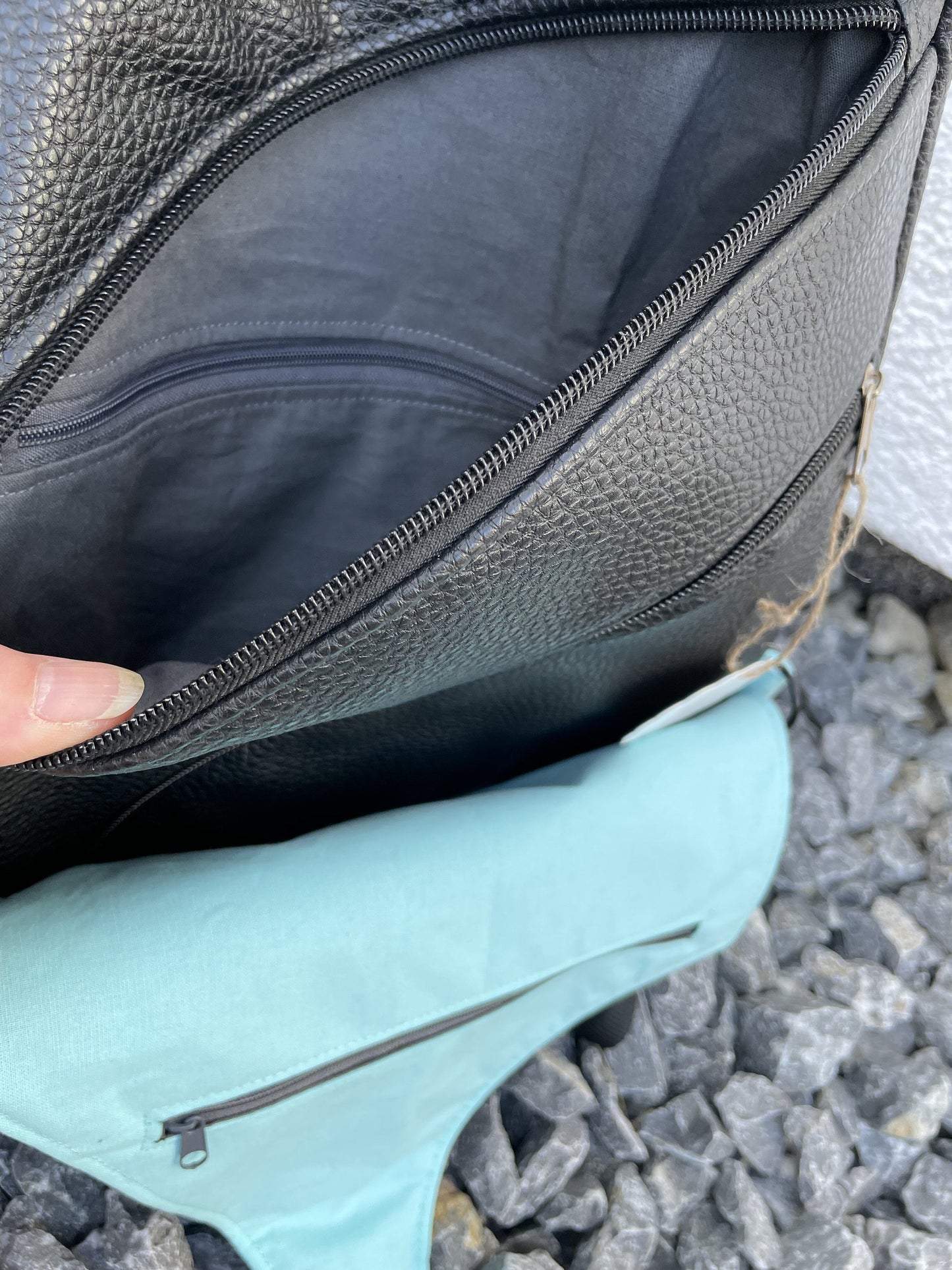 Slingbag Malea / Rucksack / CrossbodybagMalea Slingbag
Sie wird auf dem Rücken mit einem verstellbaren Schultergurt getragen.

Mit der Größe von 46 cm x 30 cm (an der breitesten Stelle) x 6 cm (H/B/T) ist SlingbagMein ShopHenkSewnSlingbag Malea / Rucksack / Crossbodybag