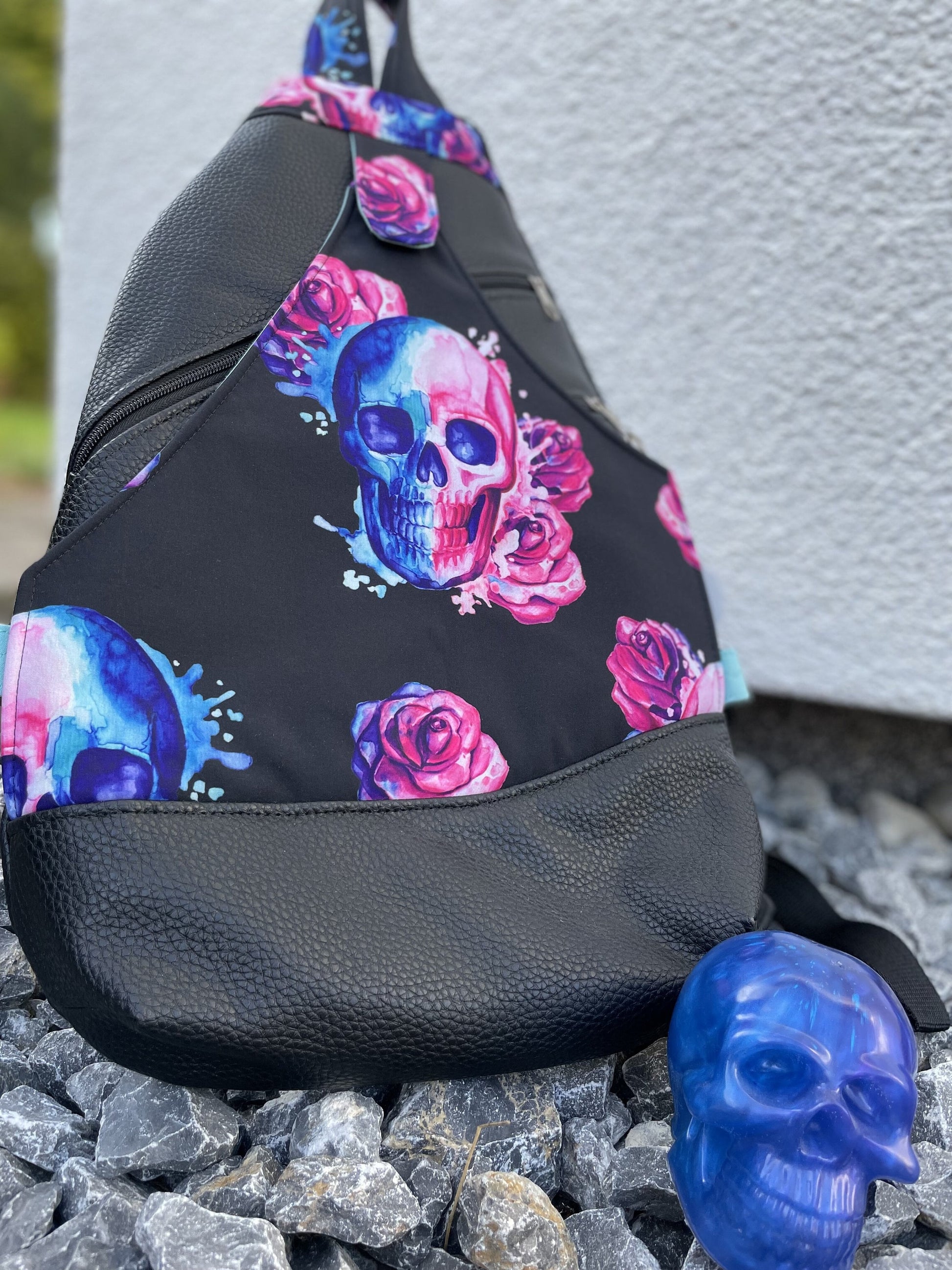 Slingbag Malea / Rucksack / CrossbodybagMalea Slingbag
Sie wird auf dem Rücken mit einem verstellbaren Schultergurt getragen.

Mit der Größe von 46 cm x 30 cm (an der breitesten Stelle) x 6 cm (H/B/T) ist SlingbagMein ShopHenkSewnSlingbag Malea / Rucksack / Crossbodybag