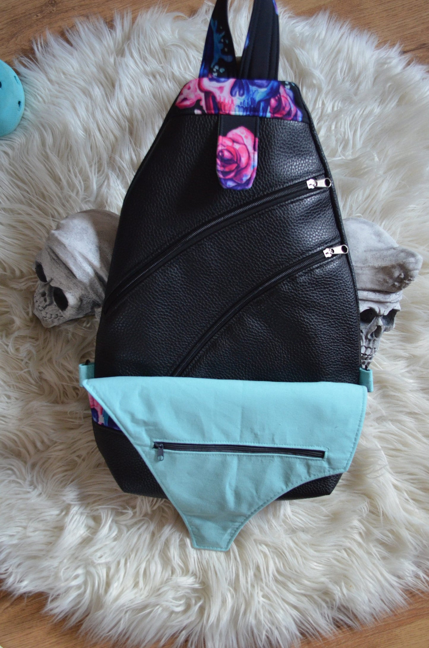 Slingbag Malea / Rucksack / CrossbodybagMalea Slingbag
Sie wird auf dem Rücken mit einem verstellbaren Schultergurt getragen.

Mit der Größe von 46 cm x 30 cm (an der breitesten Stelle) x 6 cm (H/B/T) ist SlingbagMein ShopHenkSewnSlingbag Malea / Rucksack / Crossbodybag