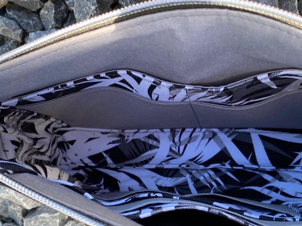 Reiseclutch / Mira / Kosmetiktasche / Kulturtasche / TäschenReiseclutch Mira

Die Reiseclutch hat aussen ein Reissverschlussfach, innen hat sie kleine Karten- und Steckfächer, somit haben Karten und Reisepass immer ihren PlatKosmetiktascheMein ShopHenkSewnReiseclutch / Mira / Kosmetiktasche / Kulturtasche /