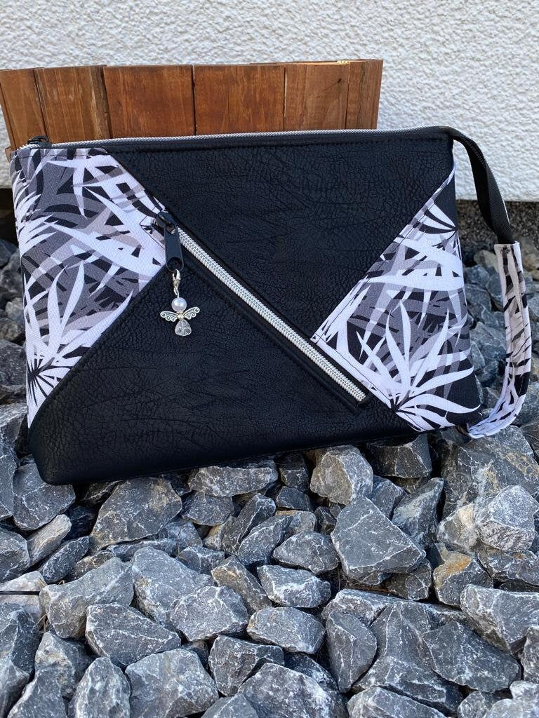 Reiseclutch / Mira / Kosmetiktasche / Kulturtasche / TäschenReiseclutch Mira

Die Reiseclutch hat aussen ein Reissverschlussfach, innen hat sie kleine Karten- und Steckfächer, somit haben Karten und Reisepass immer ihren PlatKosmetiktascheMein ShopHenkSewnReiseclutch / Mira / Kosmetiktasche / Kulturtasche /