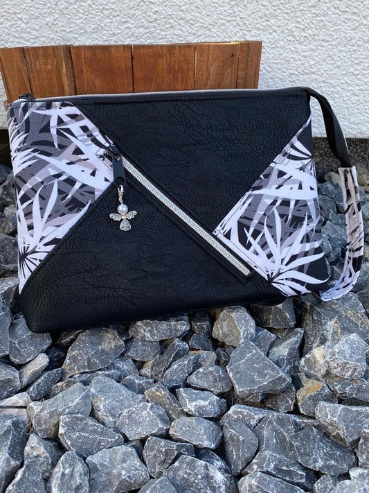 Reiseclutch / Mira / Kosmetiktasche / Kulturtasche / TäschenReiseclutch Mira

Die Reiseclutch hat aussen ein Reissverschlussfach, innen hat sie kleine Karten- und Steckfächer, somit haben Karten und Reisepass immer ihren PlatKosmetiktascheMein ShopHenkSewnReiseclutch / Mira / Kosmetiktasche / Kulturtasche /