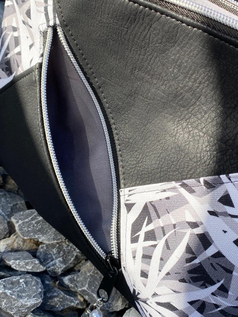 Reiseclutch / Mira / Kosmetiktasche / Kulturtasche / TäschenReiseclutch Mira

Die Reiseclutch hat aussen ein Reissverschlussfach, innen hat sie kleine Karten- und Steckfächer, somit haben Karten und Reisepass immer ihren PlatKosmetiktascheMein ShopHenkSewnReiseclutch / Mira / Kosmetiktasche / Kulturtasche /