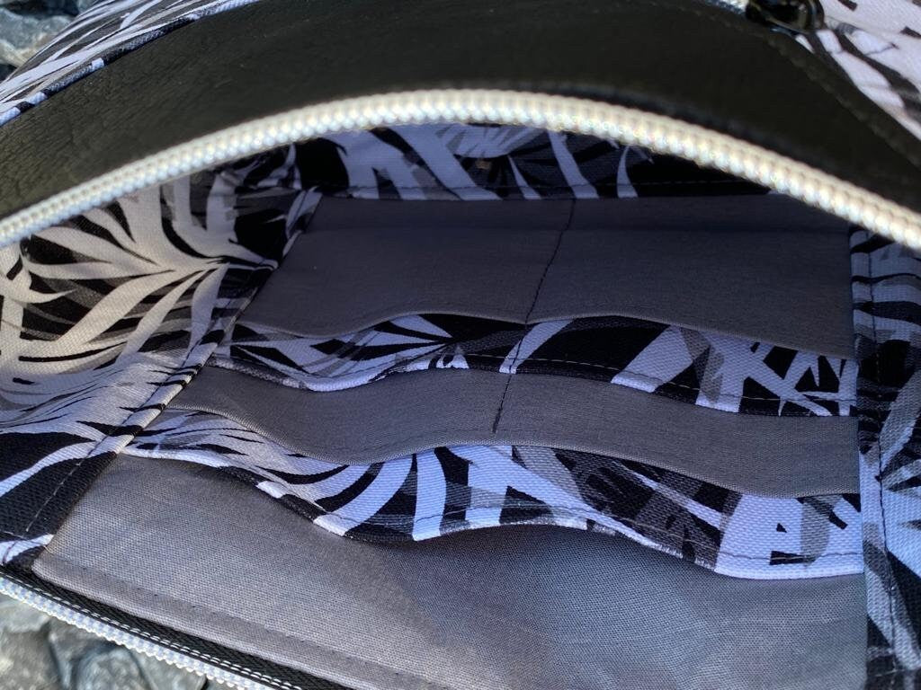 Reiseclutch / Mira / Kosmetiktasche / Kulturtasche / TäschenReiseclutch Mira

Die Reiseclutch hat aussen ein Reissverschlussfach, innen hat sie kleine Karten- und Steckfächer, somit haben Karten und Reisepass immer ihren PlatKosmetiktascheMein ShopHenkSewnReiseclutch / Mira / Kosmetiktasche / Kulturtasche /
