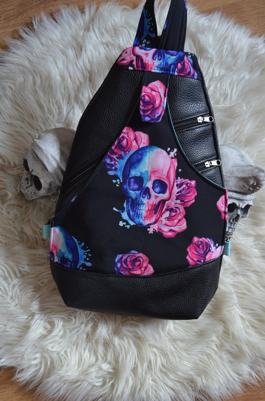 Slingbag Malea / Rucksack / CrossbodybagMalea Slingbag
Sie wird auf dem Rücken mit einem verstellbaren Schultergurt getragen.

Mit der Größe von 46 cm x 30 cm (an der breitesten Stelle) x 6 cm (H/B/T) ist SlingbagMein ShopHenkSewnSlingbag Malea / Rucksack / Crossbodybag