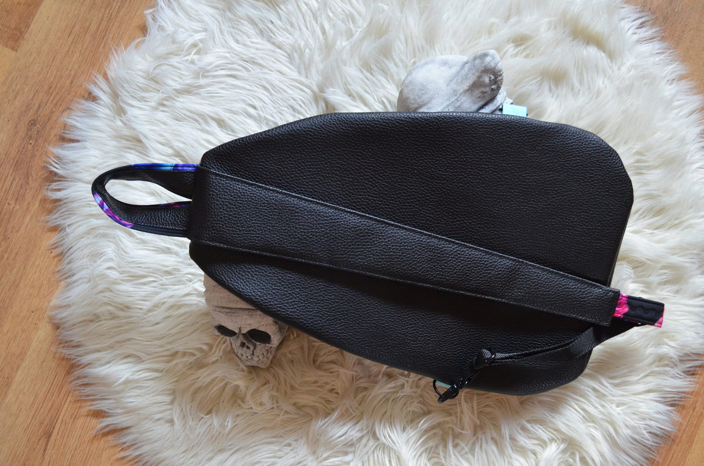 Slingbag Malea / Rucksack / CrossbodybagMalea Slingbag
Sie wird auf dem Rücken mit einem verstellbaren Schultergurt getragen.

Mit der Größe von 46 cm x 30 cm (an der breitesten Stelle) x 6 cm (H/B/T) ist SlingbagMein ShopHenkSewnSlingbag Malea / Rucksack / Crossbodybag