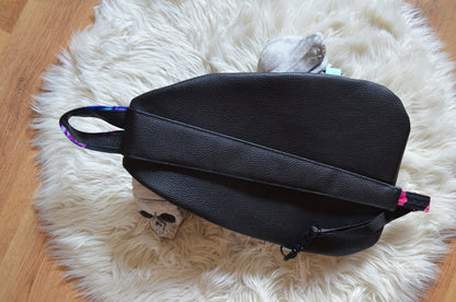 Slingbag Malea / Rucksack / CrossbodybagMalea Slingbag
Sie wird auf dem Rücken mit einem verstellbaren Schultergurt getragen.

Mit der Größe von 46 cm x 30 cm (an der breitesten Stelle) x 6 cm (H/B/T) ist SlingbagMein ShopHenkSewnSlingbag Malea / Rucksack / Crossbodybag