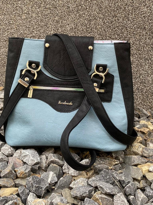Handtasche, Schultertasche CeyhlaDieses tolle handgemachte Unikat hat eine Höhe von 27 cm, einer Breite von 30 cm und einer
Tiefe von 15 cm. Die Tasche hat finde ich die perfekte Grösse. Nicht zu GrHandtascheMein ShopHenkSewnHandtasche, Schultertasche Ceyhla