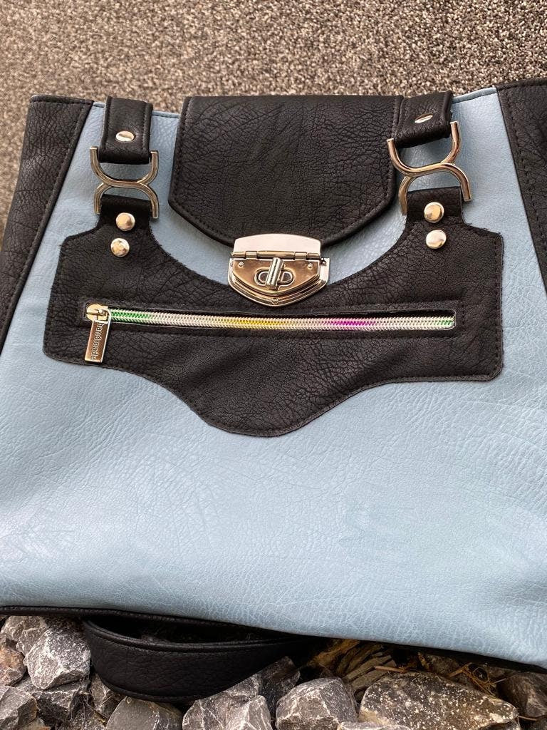 Handtasche, Schultertasche CeyhlaDieses tolle handgemachte Unikat hat eine Höhe von 27 cm, einer Breite von 30 cm und einer
Tiefe von 15 cm. Die Tasche hat finde ich die perfekte Grösse. Nicht zu GrHandtascheMein ShopHenkSewnHandtasche, Schultertasche Ceyhla