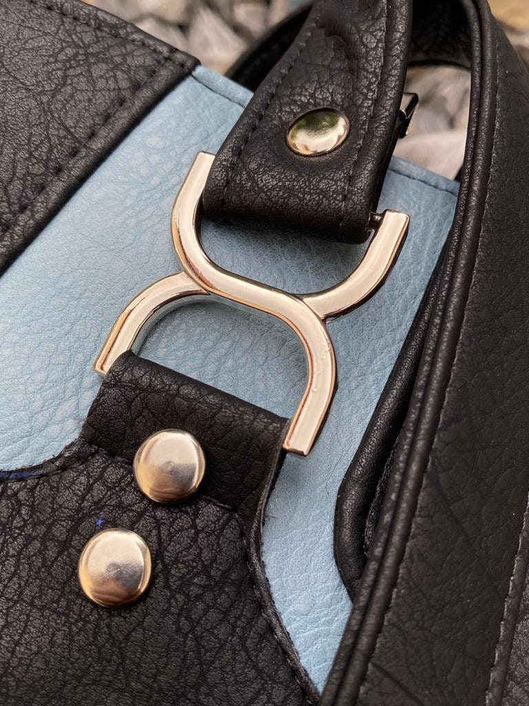 Handtasche, Schultertasche CeyhlaDieses tolle handgemachte Unikat hat eine Höhe von 27 cm, einer Breite von 30 cm und einer
Tiefe von 15 cm. Die Tasche hat finde ich die perfekte Grösse. Nicht zu GrHandtascheMein ShopHenkSewnHandtasche, Schultertasche Ceyhla