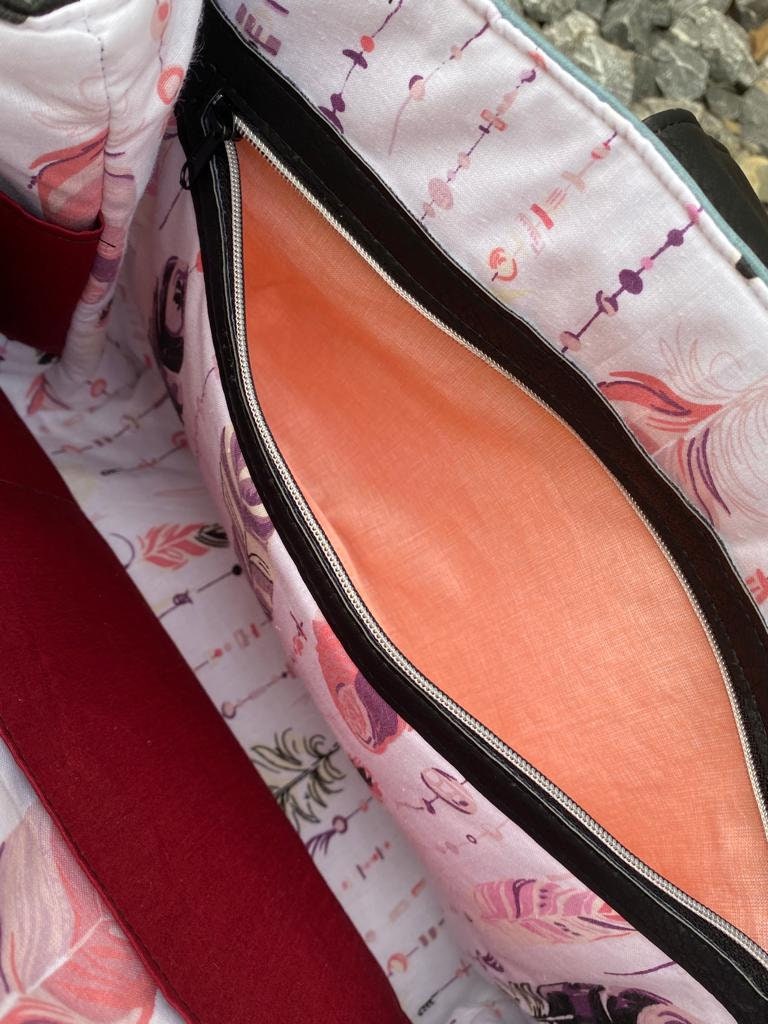 Handtasche, Schultertasche CeyhlaDieses tolle handgemachte Unikat hat eine Höhe von 27 cm, einer Breite von 30 cm und einer
Tiefe von 15 cm. Die Tasche hat finde ich die perfekte Grösse. Nicht zu GrHandtascheMein ShopHenkSewnHandtasche, Schultertasche Ceyhla