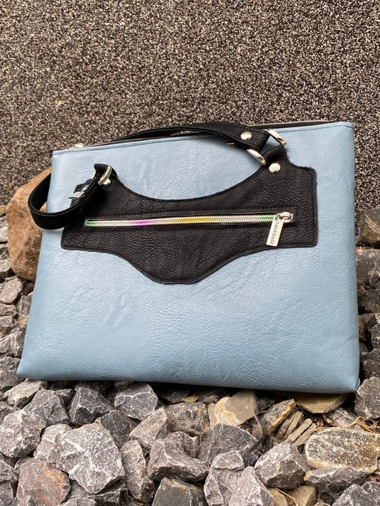 Tablett Case little CeyhlaDie Little Ceyhla - Tablet Case ist die ideale Lösung zum Unterbringen eures Tablets.
Mit einer Höhe von 23 cm, einer Breite von 27 cm und einer Tiefe von 2 cm passtSonstigesMein ShopHenkSewnTablett Case