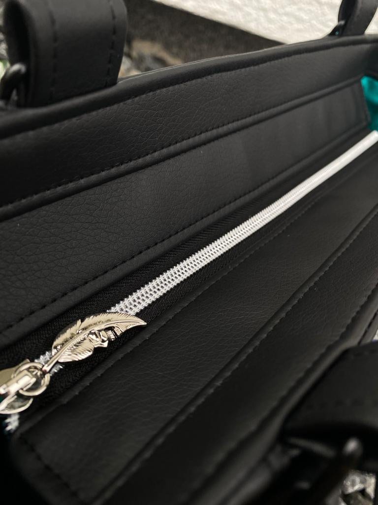 Handtasche / Schultertasche Landkind mit Totenkopf / Stickerei EinzelsLandkind mit Totenkopfstickerei

Diese Schultertasche hat ein grosses Reissverschlussfach auf der Hinterseite, 
auf der Vorderseite befindet sich ein TotenkopfstickbHandtascheMein ShopHenkSewnHandtasche / Schultertasche Landkind mit Totenkopf / Stickerei Einzelstück