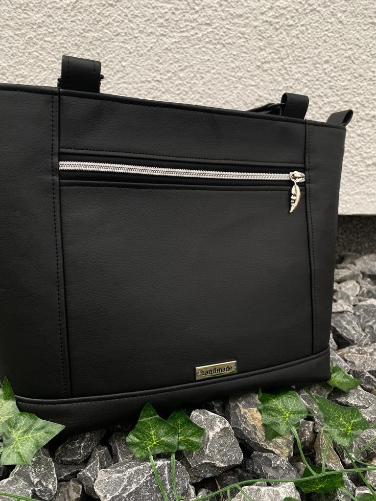 Handtasche / Schultertasche Landkind mit Totenkopf / Stickerei EinzelsLandkind mit Totenkopfstickerei

Diese Schultertasche hat ein grosses Reissverschlussfach auf der Hinterseite, 
auf der Vorderseite befindet sich ein TotenkopfstickbHandtascheMein ShopHenkSewnHandtasche / Schultertasche Landkind mit Totenkopf / Stickerei Einzelstück